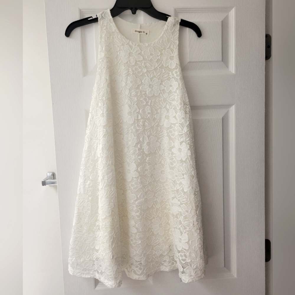 Medium Sleeveless White Lace Dress